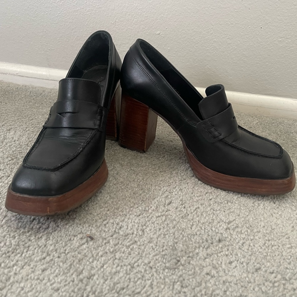 ALOHAS Black Leather Heels with Brown Block